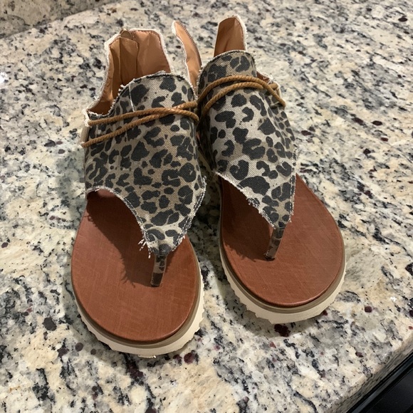 Leopard size 10 sandals - Picture 1 of 1